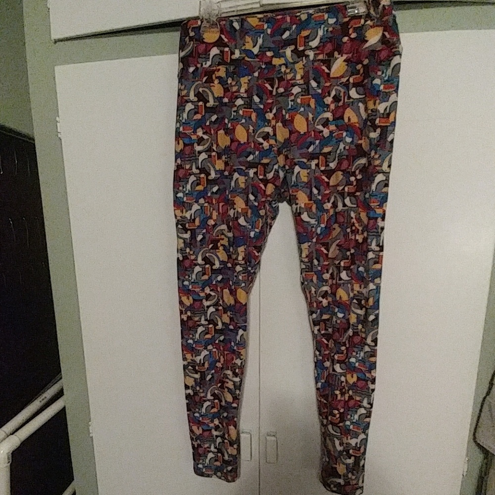 TC Lularoe leggings (small rip)